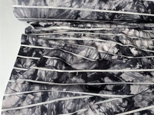 Viscosejersey - levende mønster i grå toner og striber